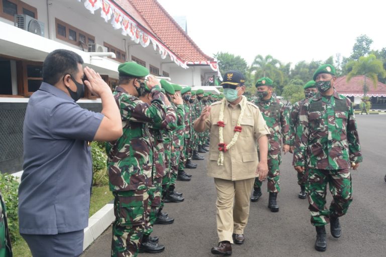 Didampingi Wakasad, Prabowo ‘Ceramahi’ Siswa Seskoad Soal Pertahanan Negara