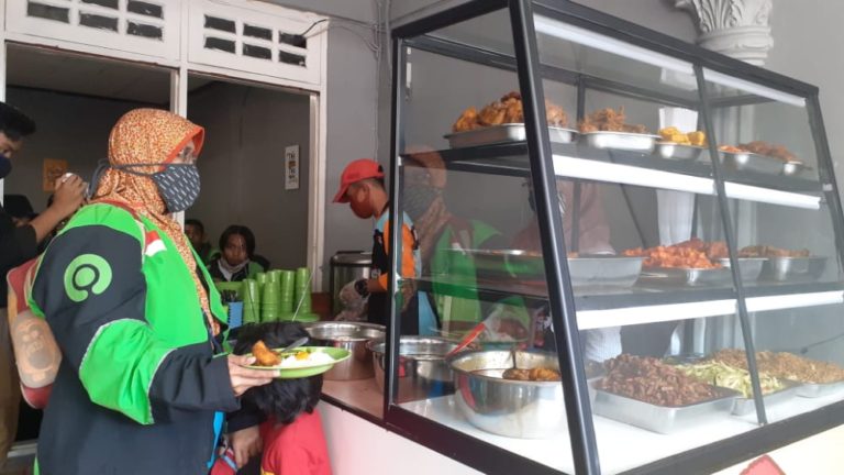 Buka 24 Jam, Sekolah Relawan Buka ‘Warung Makan Rakyat’ Secara Gratis