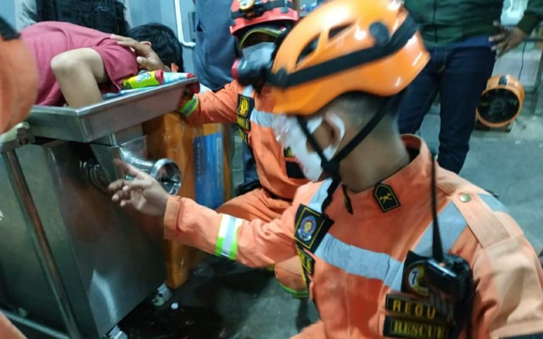Astaga! Tangan Pemuda ini Nyaris Putus Masuk ke Mesin Penggiling Daging