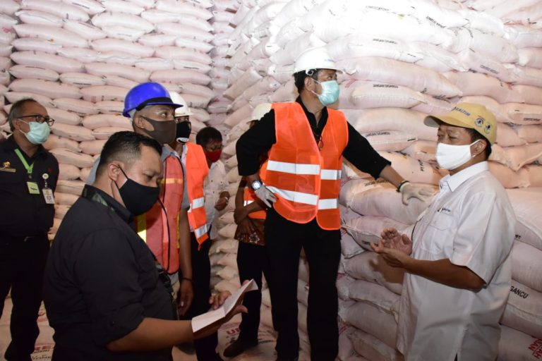 Pastikan Ketersediaan Pupuk di Sulut, Mentan Sidak Gudang Pupuk Kaltim