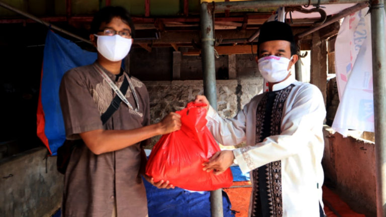 Pertamina Bagikan Daging Kurban untuk 500 Warga Terdampak Covid-19 di Jakarta