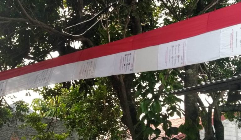 Sambut HUT RI ke-75, Warga Depok Sulap Tas Banpres Jadi Bendera