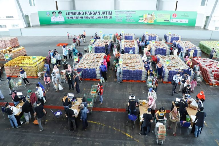 Khofifah Gratiskan Paket Sembako untuk 75 Pembeli Pertama Lumbung Pangan Jatim Selama 17 Hari