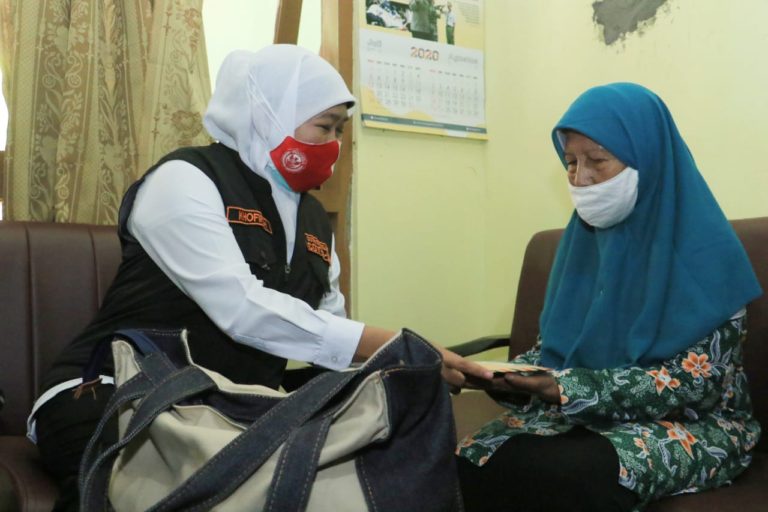 HUT RI Ke-75, Khofifah Kirim Ratusan Bingkisan ke Perintis Kemerdekaan dan Veteran