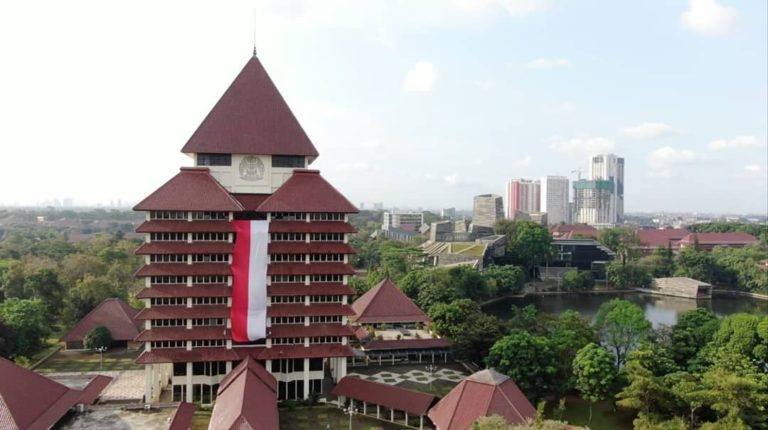 HUT RI ke-75, UI Kibarkan Bendera Merah Putih Raksasa di Gedung Rektorat