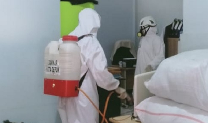 Dua Pejabatnya Terpapar Covid-19, Kantor Bawaslu Depok Disemprot Disinfektan