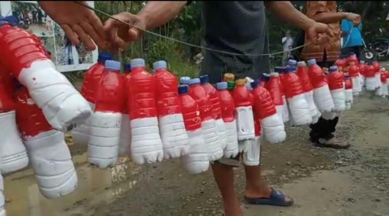 Semarakkan HUT RI ke-75, Petani Mangga di Sumedang Pasang Perangkap Hama Merah Putih