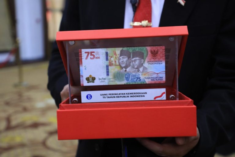 Dapat Uang Baru Pecahan Rp75.000, Khofifah: Desain Uang ini Indonesia Banget