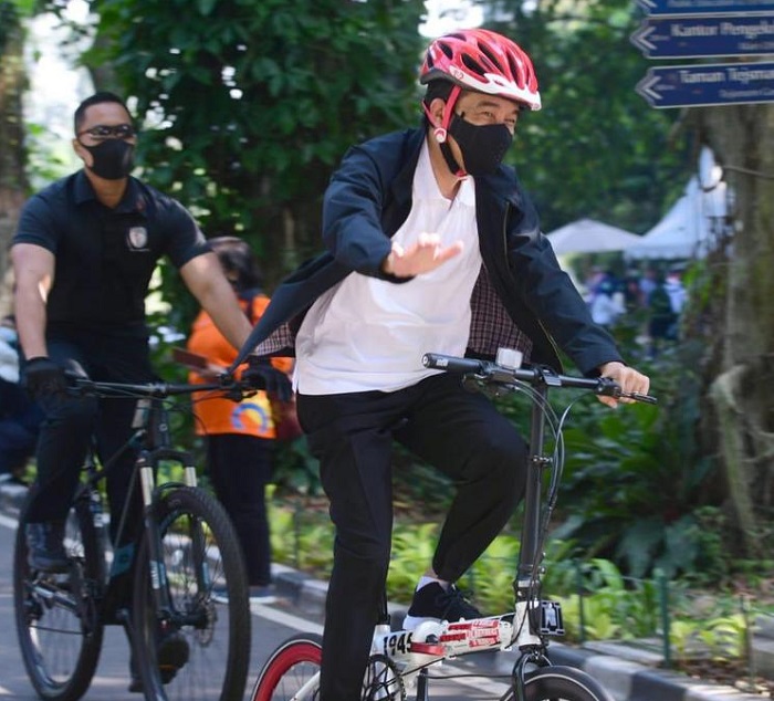 Ditemani Kaesang, Jokowi Asyik Bersepeda Keliling Kebun Raya Bogor