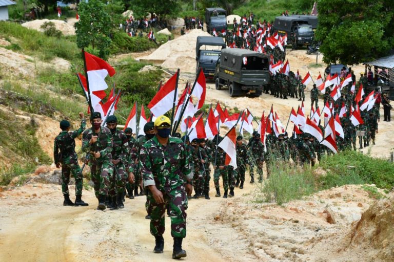 Korem PVT Kibarkan 2.045 Merah Putih di Gunung Kali Ampat