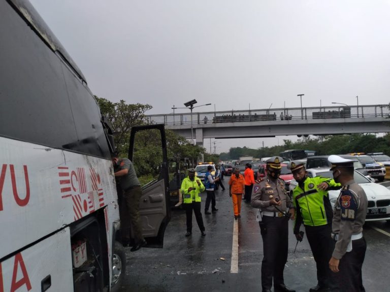Lalulintas Arah Gerbang Tol Cililitan Ditutup Sementara