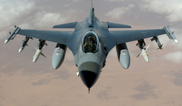 F-16 TNI AU Paksa Pesawat Asing Mendarat di Lanud Halim