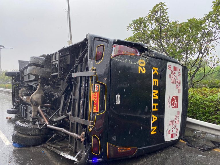 Korban Luka Kecelakaan Tol Cililitan Dibawa ke RS Polri