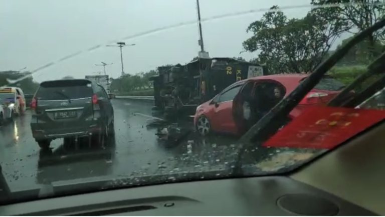 Bus Kemhan Alami Kecelakaan Beruntun di Tol Cililitan