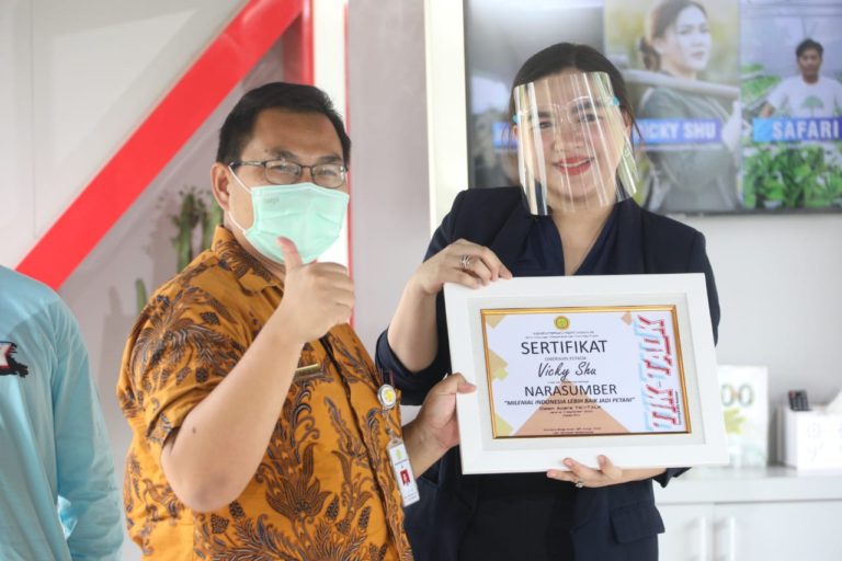 Wow! Ternyata Artis Cantik Vicky Shu Suka Bertani
