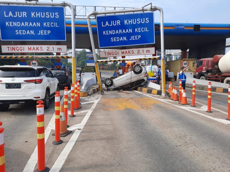 Duar! Sebuah Mobil Tabrak Gerbang Tol Cibubur