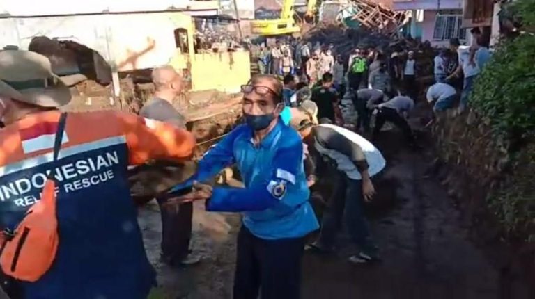 Jasa Marga Salurkan Bantuan untuk Korban Banjir Bandang Sukabumi