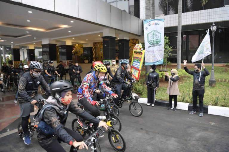 Sambut Hari Batik Nasional, Kemendes Gowes Berbatik