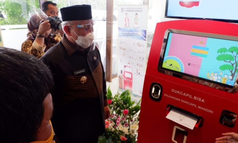 Pemkot Depok Resmi Luncurkan Mesin Pencetak KTP dan KK