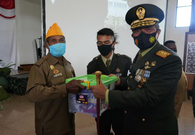 Tali Asih untuk Veteran dan Warakawuri di Papua Barat