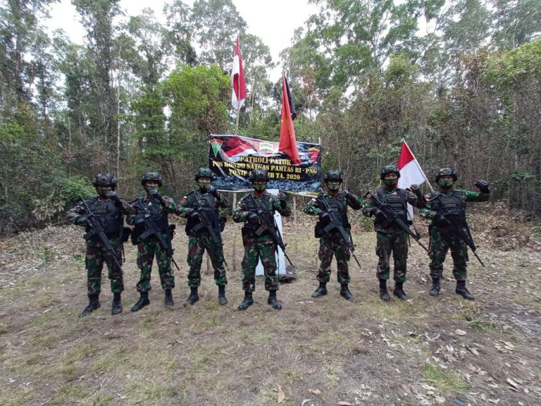 Pastikan Keamanan, Yonif 125 Cek Patok Batas Negara di Perbatasan RI-PNG