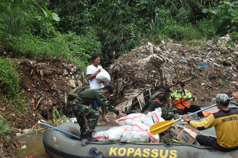 Karya Bakti Kopassus; Bersih-Bersih Ciliwung hingga Bagikan Paket Sembako