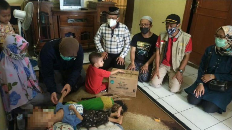 Pemkot Depok Sambangi dan Bantu Anak Penderita Hidrosefalus di Sawangan