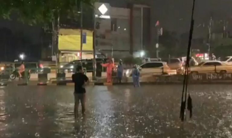 Dua Jam Diguyur Hujan, Sejumlah Ruas Jalan di Depok Banjir