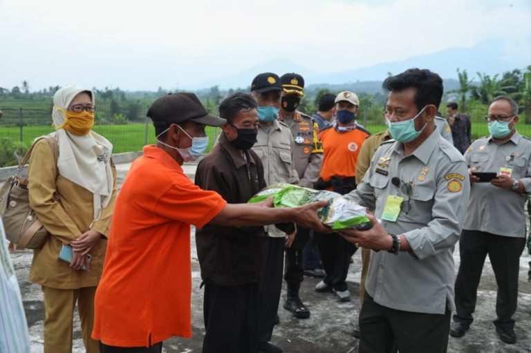 Mentan Bantu Petani Korban Banjir Bandang Sukabumi