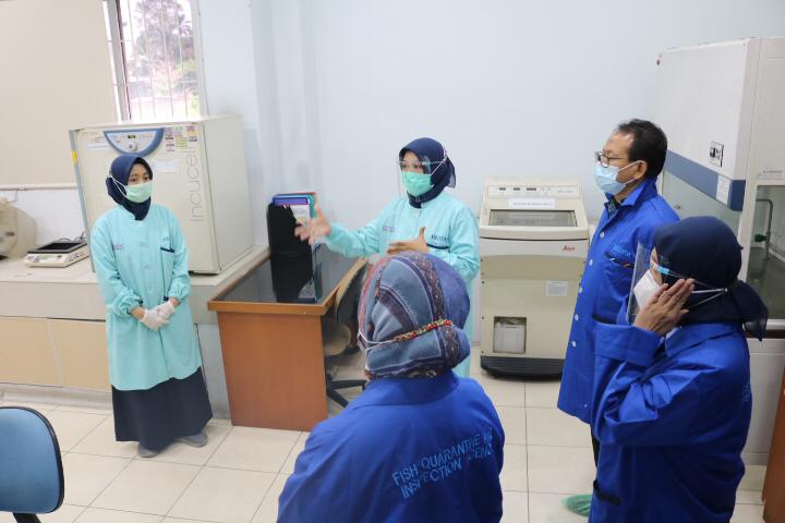 Penasehat Menteri Kelautan Perikanan Apresiasi Laboratorium Balai Uji Standar Karantina Ikan
