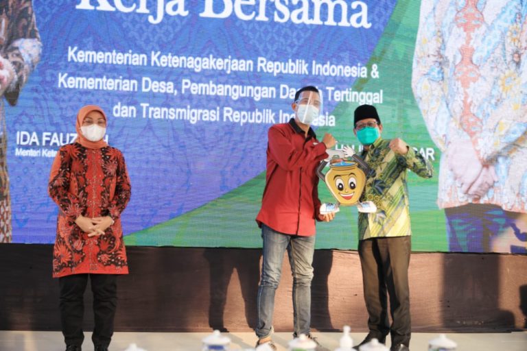 Kemendes dan Kemnaker serahkan Bantuan Karya Produktif di Tuban