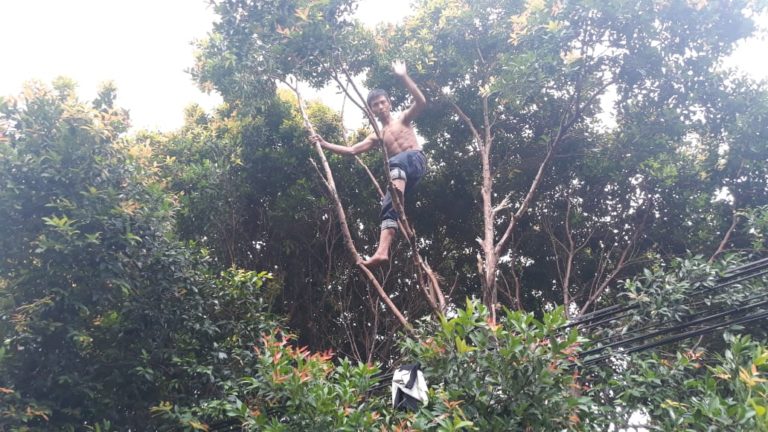 Bikin Heboh, Pria Telanjang Dada di Depok Teriak-teriak