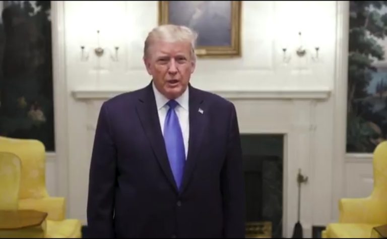 Positif Covid-19, Donald Trump Alami Gejala dan Dipindahkan ke Pusat Medis Militer