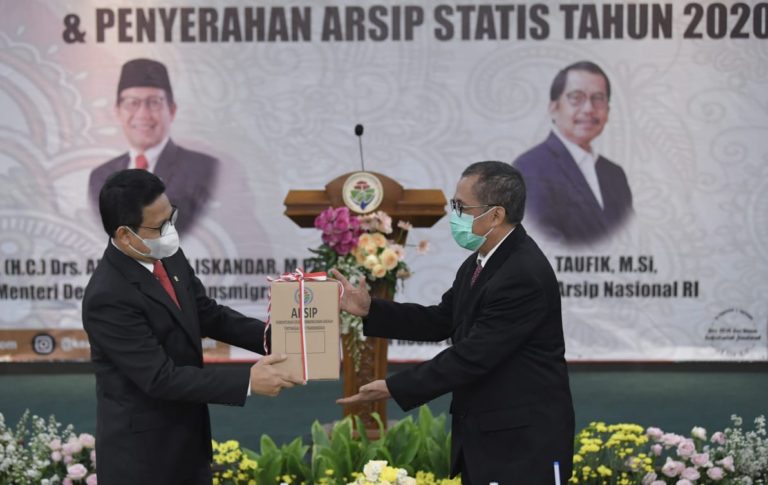 Mendes Serahkan RTSP Transmigrasi Provinsi Timtim tahun 1984-1997 ke ANRI