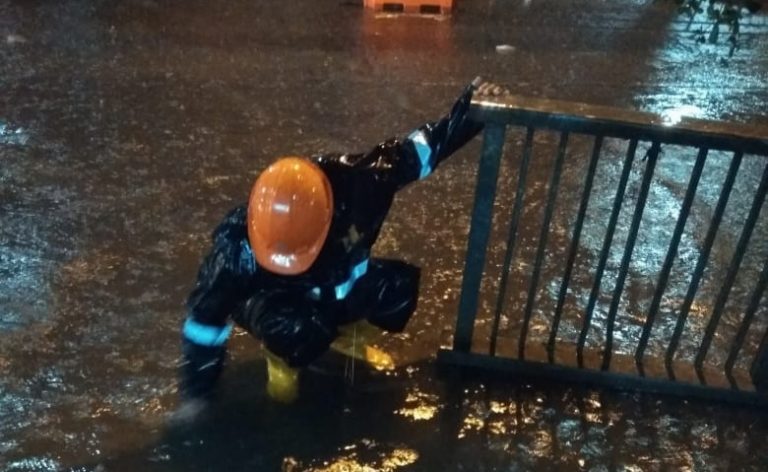 Dampak Hujan Deras, Dinas PUPR Depok Terjunkan Satgas Atasi Banjir dan Longsor