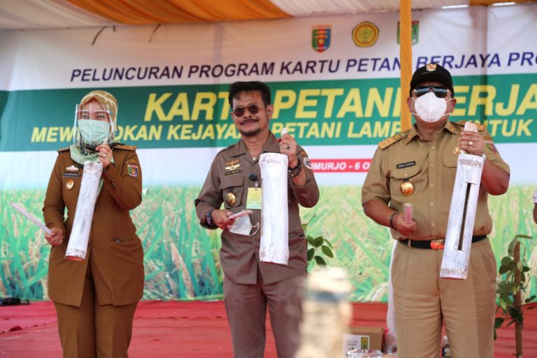Mentan Launching Kartu Petani di Lampung, Salurkan KUR dan  Asuransi Tani