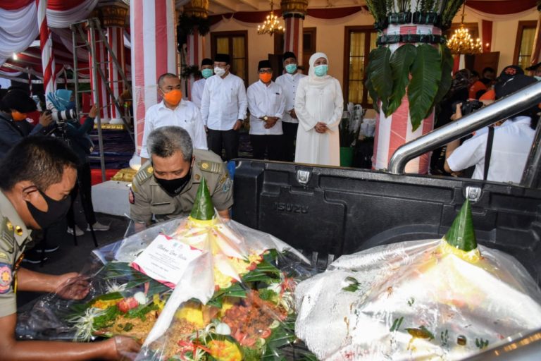 HUT Jatim Ke-75, Gubernur Khofifah Kirim Tumpeng untuk Nakes