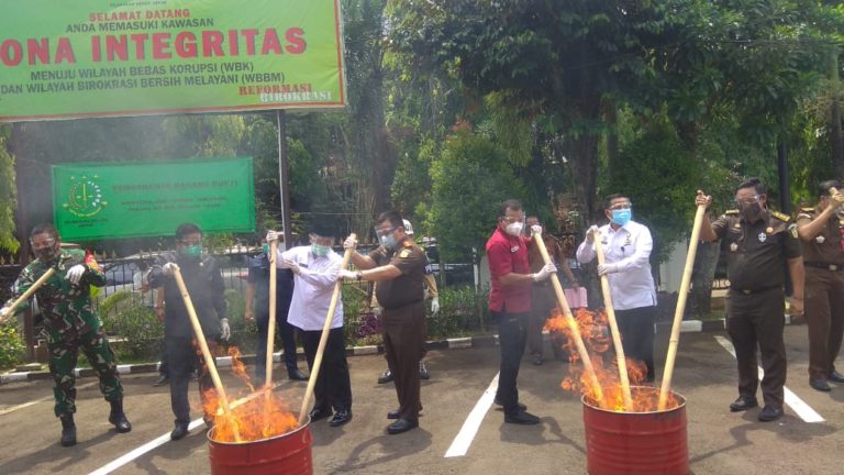 Kejari Depok Musnahkan 347 Barang Bukti Kejahatan