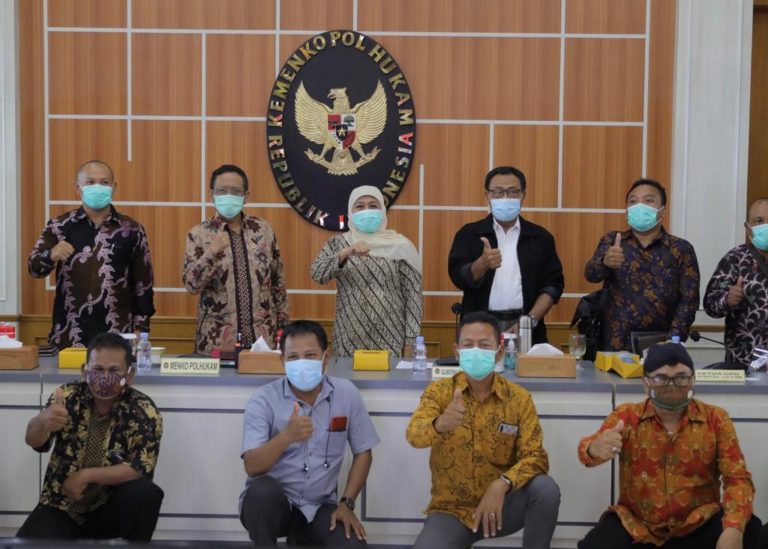 Sampaikan Aspirasi Omnibus Law, Khofifah Antar Buruh Jatim Temui Menkopolhukam