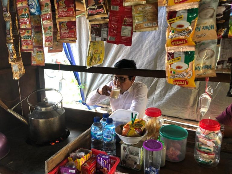 Gaya Menteri Halim Nongkrong di Warung Kakilima saat Hadiri Penganugerahaan Gelar Doktor HC Habib Luthfi
