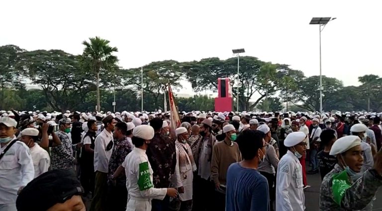 Sambut Kedatangan Habib Rizieq, Massa FPI Putihkan Bandara Soetta