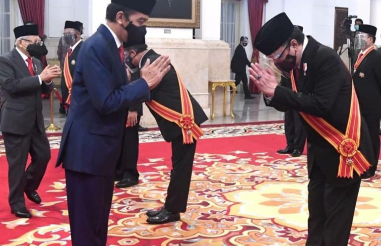 Dianggap Berjasa, Tjahjo Kumolo Terima Bintang Mahaputera Adipradana dari Jokowi