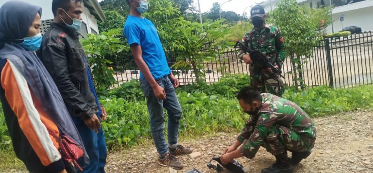 TNI Amankan Tiga Orang Pelintas Batas Ilegal di Perbatasan RI-Malaysia