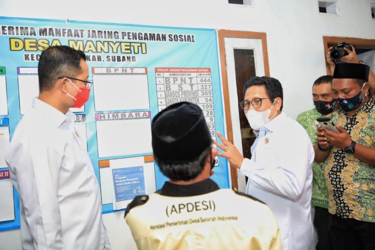 Mendes bareng Mensos tinjau penyaluran BST dan BLT di Subang