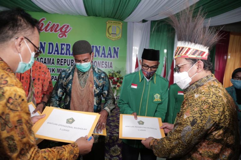 Wamenag salurkan Bantuan Program Bimas Islam hingga ke Wilayah Perbatasan di Papua