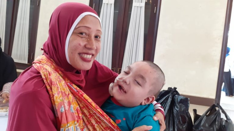 Keluarga Penderita Hidrosefalus Taruh Harapan Besar pada Program Berobat Gratis Pradi-Afifah