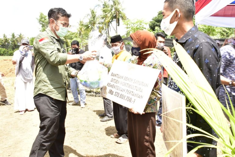 Mentan SYL Resmikan Penggilingan Padi dan Salurkan Bantuan di Bulukumba