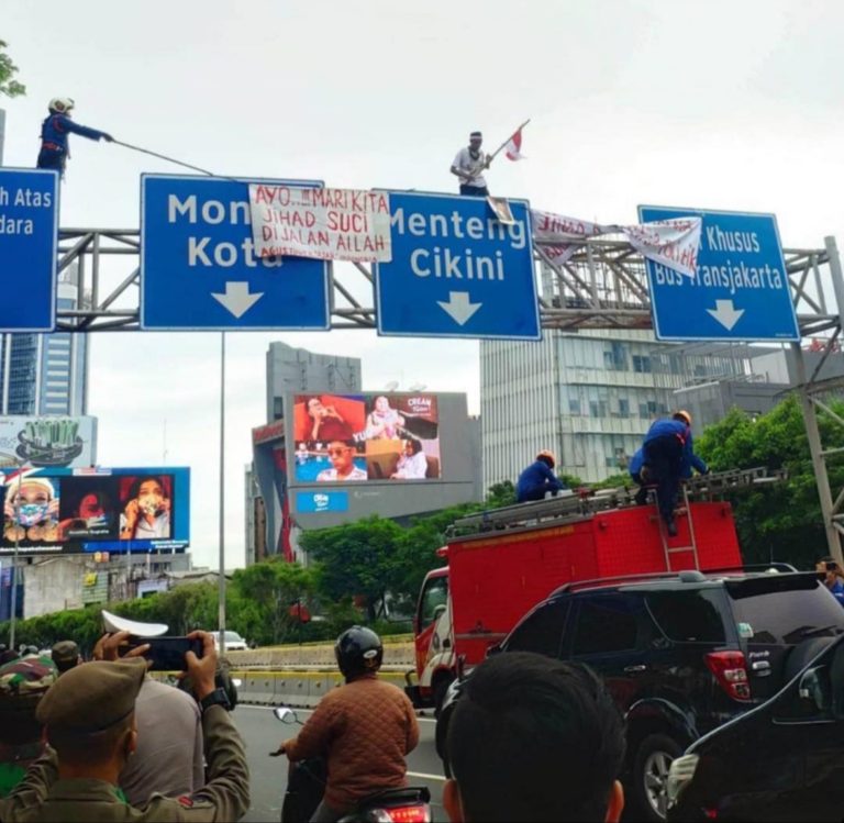 Pria Panjat Tiang Penunjuk Arah di Jalan Sudirman Hebohkan Warga Jakarta