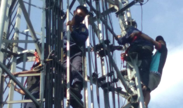 Merasa Dicuekin, Wanita di Depok Nekat Panjat Tower Provider