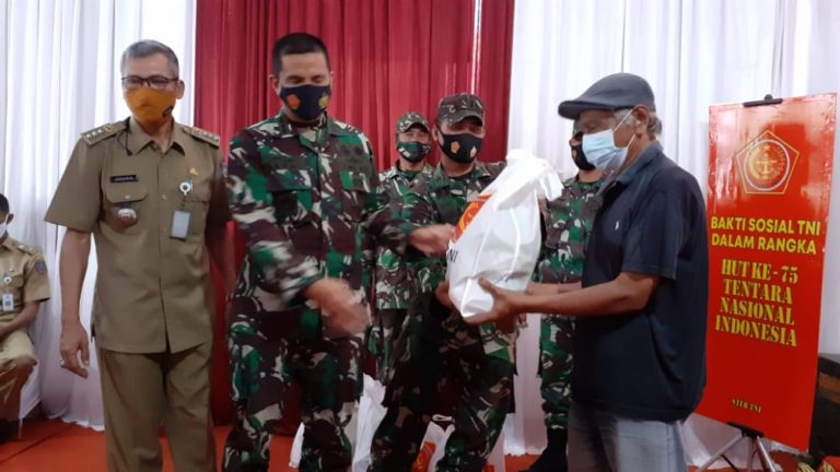 Secara Door To Door, TNI Salurkan 600 Paket Sembako di Depok